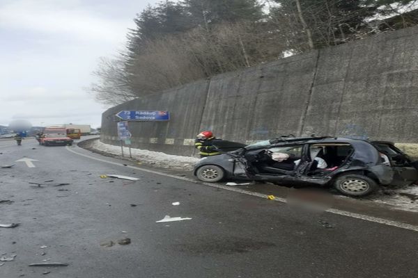 IMPACT violent între un TIR și o mașină! O victimă, încarcerată, în stare de inconștiență