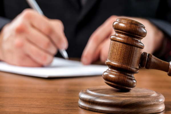 Daune morale pentru copiii exploatați de prorpiul tată. Bărbatul se află sub control judiciar