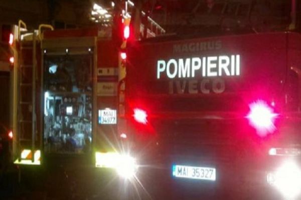Pompierii suceveni au intervenit cu șase autospeciale de stingere pentru lichidarea unui incendiu izbucnit de la un scurtcircuit
