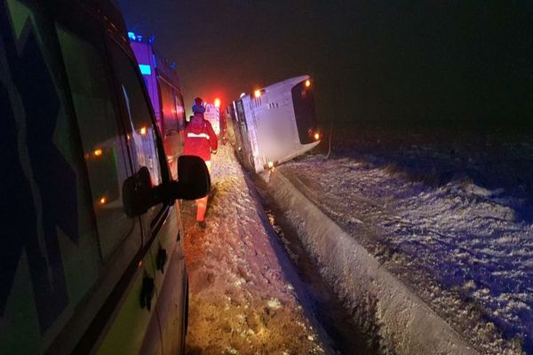 Autocar cu pasageri, răsturnat într-un șanț pe DN 29, în județul Suceava. Pompierii militari și două ambulanțe SMURD, trimise la fața locului