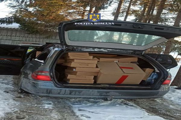 Bărbat reținut pentru contrabandă. Ce au descoperit polițiștii în portbagajul mașinii