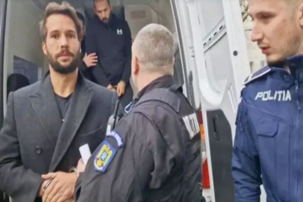 Momentul în care Tristan Tate strecoară un bilet unei jurnaliste - incredibil ce scria pe hârtie! DETALIUL făcut public acum