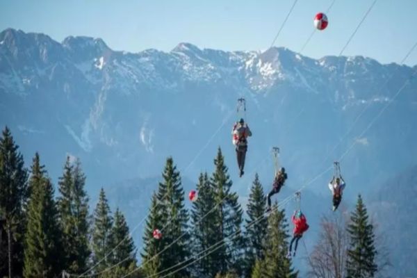 Turist grav rănit, după ce s-a izbit de un copac în timpul unei coborâri cu tiroliana