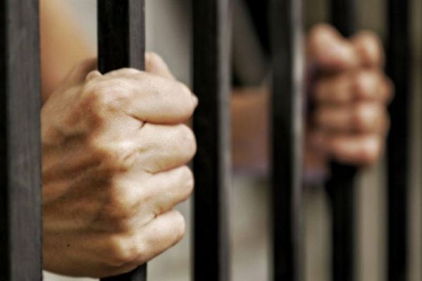 Bărbatul care a lovit o femeie peste fund cu palma, dus la penitenciar