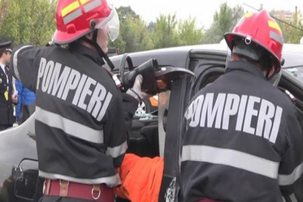 O femeie a rămas încarcerată în urma unui accident rutier