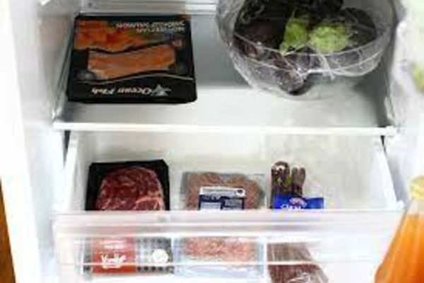 OTRAVA din frigider. Milioane de români consumă zilnic acest produs banal extrem de toxic