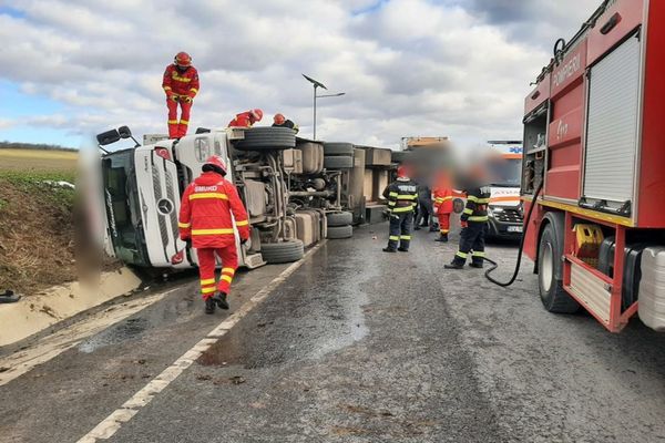Un TIR încărcat cu mandarine s-a răsturnat în Suceava
