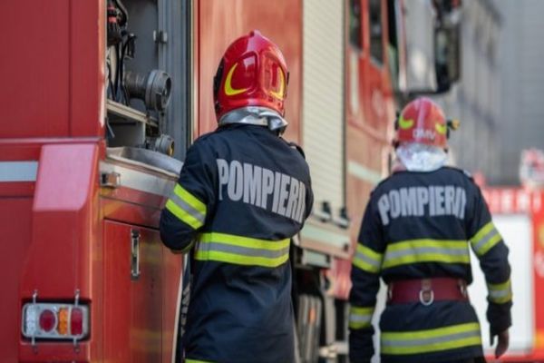 Un autoturism a luat foc la intrare în Suceava