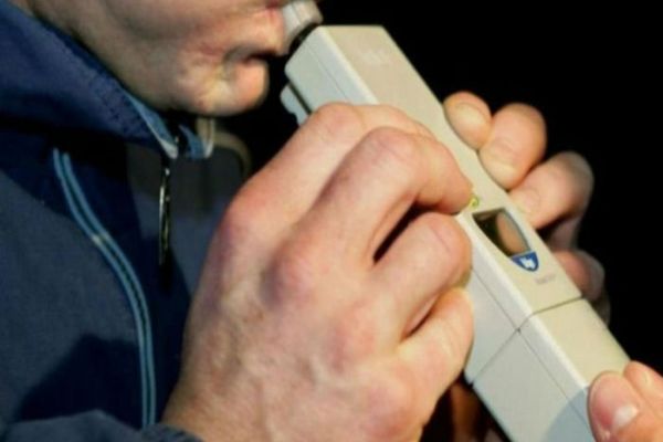 Un sucevean prins de polițiști beat la volan