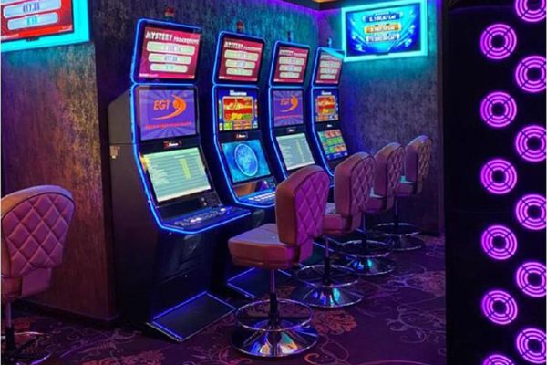 Fără ”păcănele” la mai puțin de 300 de metri de școli și locuri de joacă – Proiectul de lege a trecut de Senat