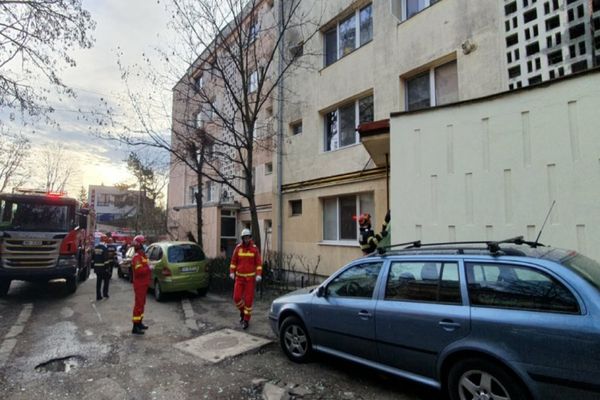 Explozie într-un apartament din Suceava. Un bărbat de 86 de ani a suferit arsuri minore și a fost transportat la spital 