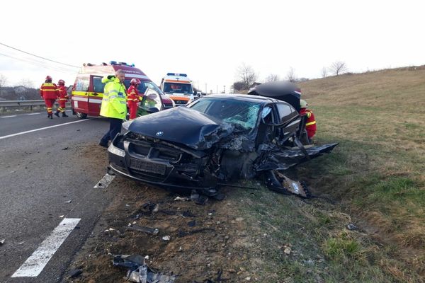 Un tânar a rămas încarcerat după ce a intrat cu bolidul într-un autobuz