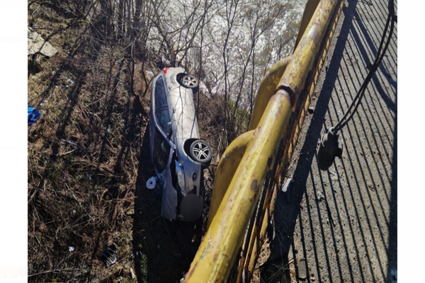Accident rutier grav: un autoturism a căzut de pe un pod