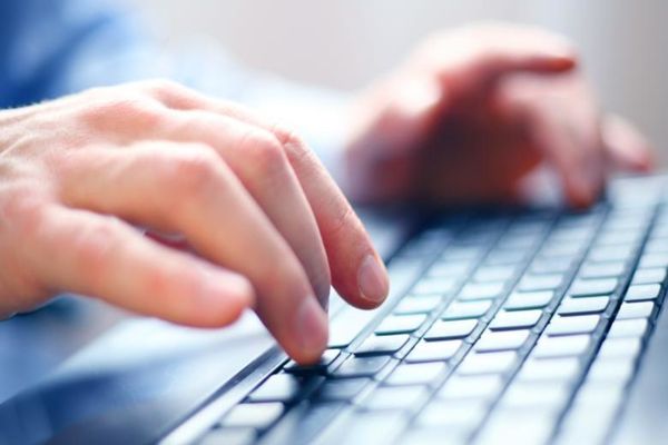 Universitatea din Suceava a donat un generator Universităţii Cernăuţi