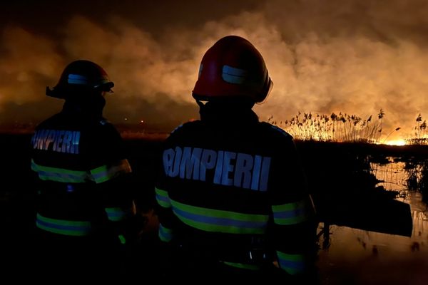 Incendiu la Liteni. Pompierii intervin cu două autospeciale pentru a stinge flăcările