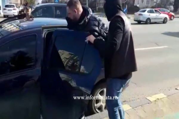 Individ încătușat în plină stradă, în zona METRO 