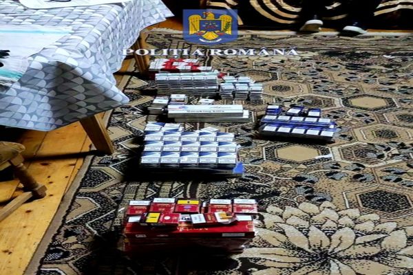 Două persoane reținute, un autoturism, peste 100 de litri de alcool și aproximativ 17.000 de pachete de țigarete, confiscate de polițiști