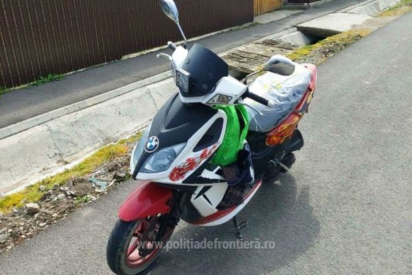 Polițiștii au prins un bărbat care conducea un moped fără permis și cu numere false