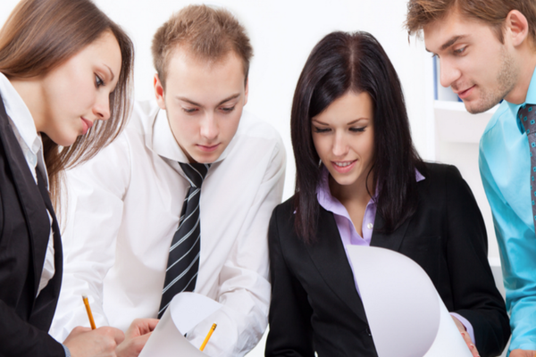 Elevii au o percepție mai bună despre profesorii care se îmbracă “business”, afirmă studiu realizat pe un grup de elevi din Suceava