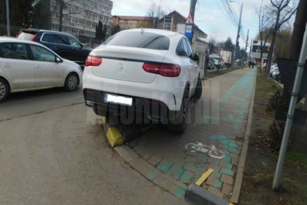 8 Martie cu amendă pentru o șoferiță care a certat polițiștii ce i-au surprins mașina parcată neregulamentar