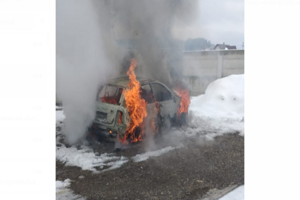 Autoturism făcut scum din cauza unui incendiu