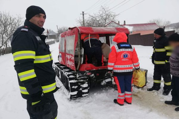42 de persoane rămase în nămeți au fost conduse la adăpost. Un pacient cu AVC a fost transportat cu șenilata
