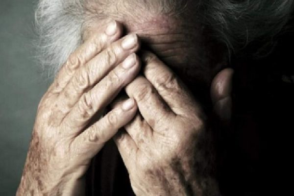 Statul forțează mutarea pensiilor pe card. Umilință pentru bătrânii României