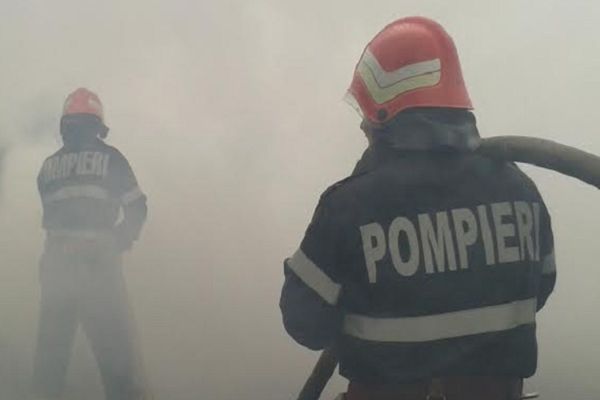 Acoperișul unei pensiuni din Vatra Dornei a luat foc