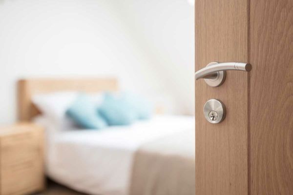 Care sunt avantajele pentru sănătate dacă dormi cu ușa la cameră deschisă