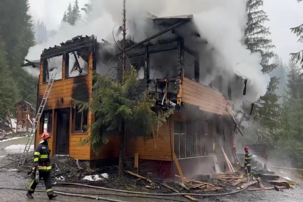 Cabană făcută scrum la Pojorâta din cauza unui incendiu