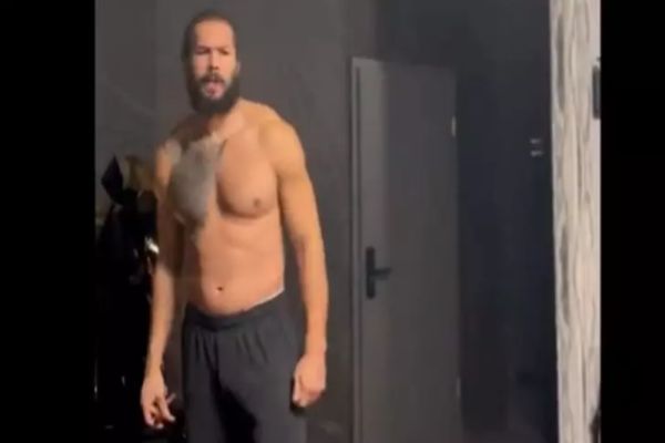 Andrew Tate a postat primul video pe reţelele de socializare după ieşirea din arest: Am stat într-o celulă de 3 metri, fără electronice sau contact cu exteriorul. Claritate absolută a minţii