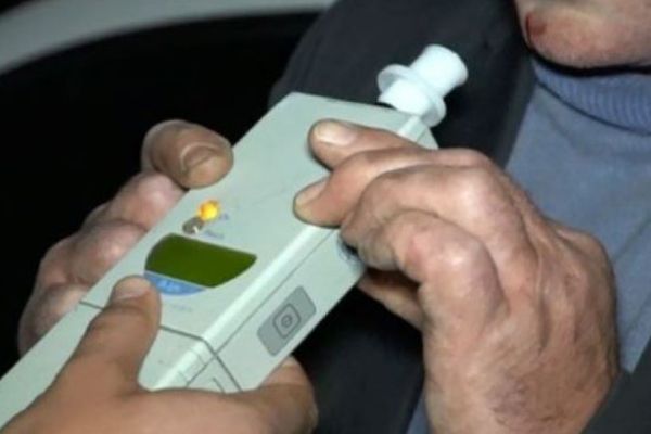 Mai iese pozitiv alcooltestul dacă mesteci gumă? Cunoscutul mit urban, supus experimentului. VIDEO