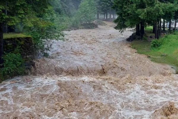 ȘEDINȚĂ DE URGENȚĂ LA MINISTERUL MEDIULUI, DIN CAUZA VREMII EXTREME: ”MONITORIZĂM CU ATENȚIE ZONELE VIZATE DE AVERTIZĂRILE HIDROMETEOROLOGICE”