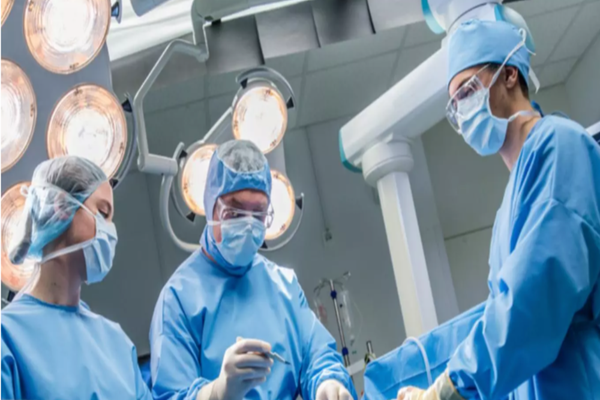 Pacient de 240 de kilograme, operat 6 ore, timp în care i s-a transfuzat sânge propriu printr-o procedură în premieră