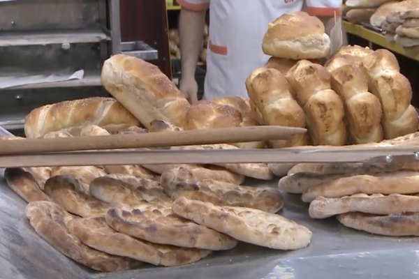 Ce conține pâinea din magazinele românești - OTRAVĂ LA RAFT. InfoCons: "Gândiți-vă bine când o cumpărați!"