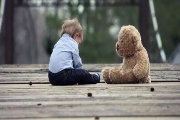 „Ne ia sau nu statul copiii?” Revolta românilor față de proiectul de lege care prevede separarea copiilor de familie. Actul normativ va ajunge la votul final