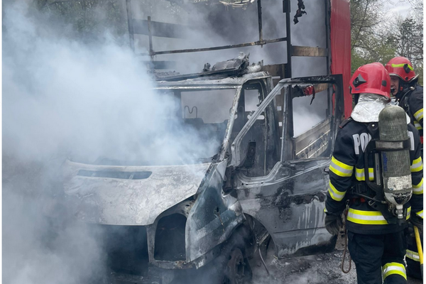 O autoutilitară a ars ca o torță 