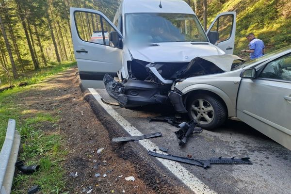 Accident pe un drum din Suceava! A fost implicat un microbuz de transport copii