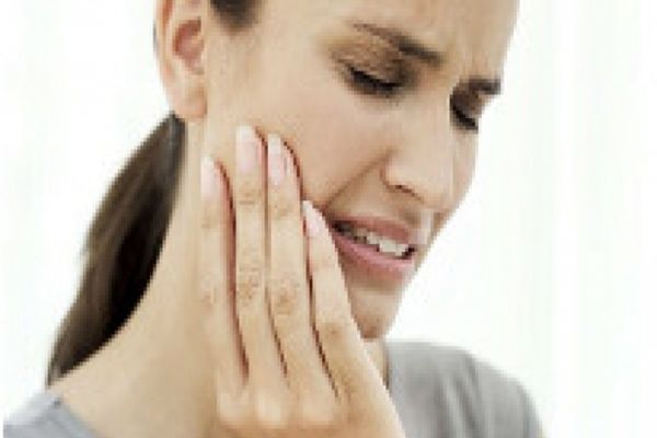 Top 10 cele mai bune remedii naturale pentru DURERILE DE DINȚI. Îți "iau durerea cu mâna"