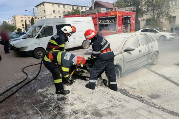 O mașină a luat foc lângă Gara Burdujeni