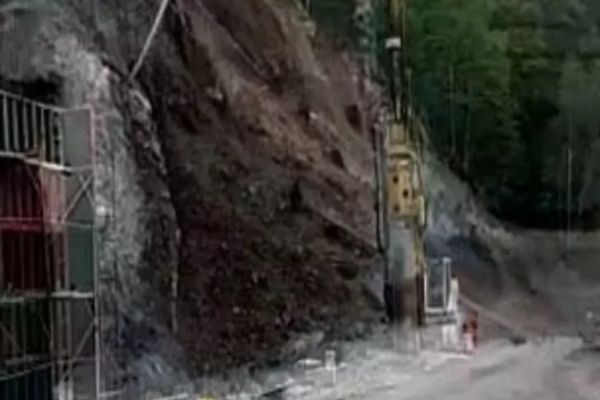 Alunecare de teren în Suceava: drum blocat pe ambele sensuri după ce o bucată de munte a luat-o la vale - VIDEO