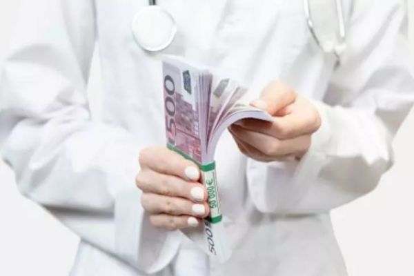 2 ani și 6 luni de închisoare cu suspendare pentru medicul sucevean care a luat mită de 280 de ori într-o lună