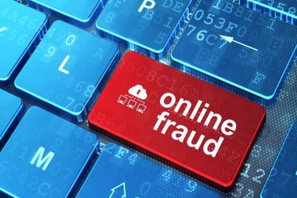 O nouă metodă de fraudă online face victime printre români! Poliția trage un semnal de alarmă