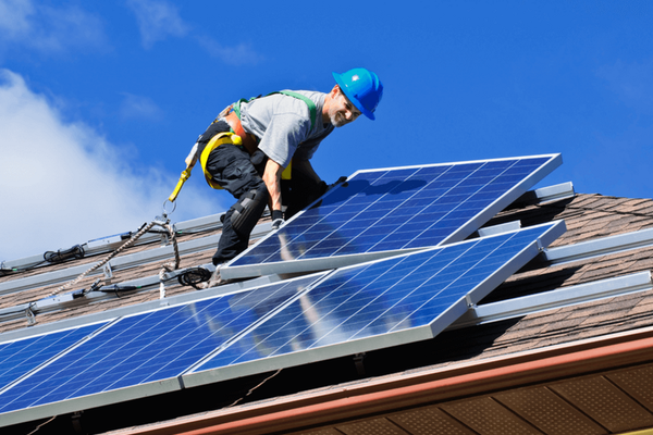 Și cu panouri pe casă, și cu banii luați! Cum sunt țepuiți românii care își produc singuri energie - Explicații halucinante