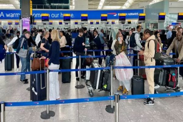 Haos pe aeroporturile din Anglia - Românii, avertizați de MAE: Există perturbări ale controlului de frontieră