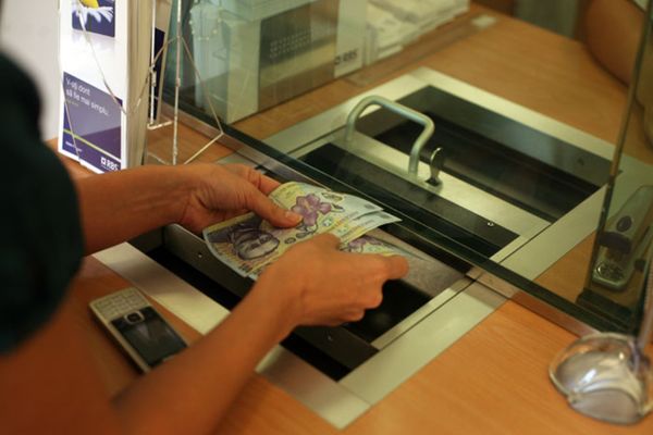 Băncile au făcut profituri istorice pe seama românilor care vor să trăiască mai bine