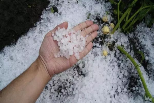 Ploi torențiale, descărcări electrice și grindină, în perioada următoare. ANM: Vom emite numeroase avertizări