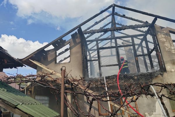 Incendiu violent la o locuință din Poiana Mărului