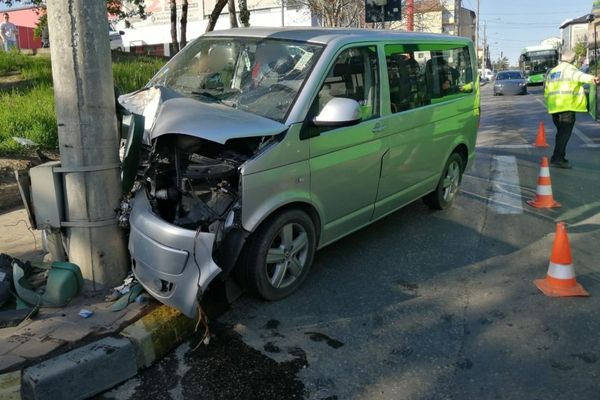 Patru copii și o femeie au ajuns la spital după ce un microbuz a intrat într-un stâlp