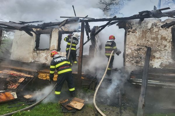 Casă mistuită de flăcări la Rădășeni din cauza unui scrutcircuit